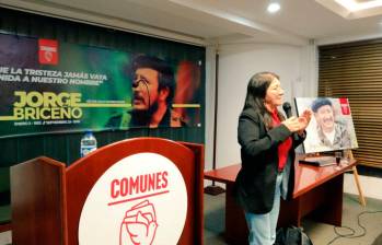 Sandra Ramírez, hoy senadora por Comunes, interviene en el homenaje al Mono Jojoy. Foto tomada del Twitter del Partido Comunes. 