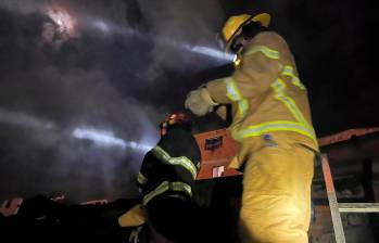 Con dos máquinas, 18 bomberos atendieron la emergencia en el barrio Goretti de Bello. FOTO: Cortesía Alcaldía de Bello