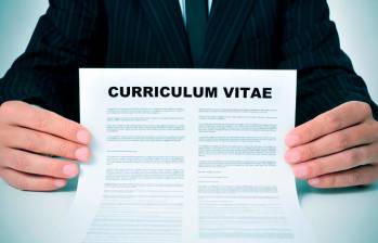 La hoja de vida estilo Harvard es un formato que organiza la información de forma clara y profesional, destacando datos personales, resumen del perfil, formación académica, experiencia laboral y habilidades clave. FOTO: Shutterstock
