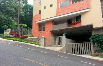 Dentro de este edificio del barrio El Vergel, en El Poblado, ocurrió la muerte de Chase Patrick Dunlavey, de 40 años. FOTO: Tomada de Google Maps