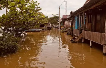 La cota del río Atrato está hasta tres metros por encima de su nivel normal, causando graves inundaciones. FOTO: Alcaldía de Vigía del Fuerte