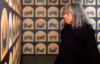 La maestra Beatriz González viendo su obra A Posteriori, de la exposición Bruma. Foto Cortesía Juan Barbero para la Dirección de Patrimonio Cultural Unal.
