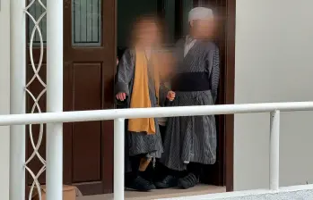 Dos de los pequeños de la secta judía Lev Tahor vestidos con los trajes de su religión. FOTO Cortesía