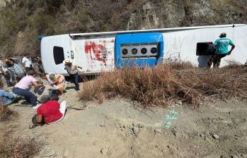 El volcamiento de este bus en la vía Santa Fe de Antioquia-Cañasgordas, dejó a 17 personas lesionadas y una fallecida. Dos de los heridos aún se encuentran hospitalizados. FOTO: CORTESÍA