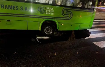La socavación se abrió en la Avenida El Poblado, en el punto de cobertura de la quebrada La Presidenta. FOTO CAMILO SUÁREZ