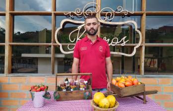 Daniel Felipe Pérez, fundador de Kairos, planea aumentar a ocho personas el equipo de colaboradores del restaurante, ya que el negocio de las salsas se han disparado en el último año. FOTO cortesía