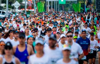 Miles de personas llegaron hasta el edificio de EPM para participar en la Maratón de Medellín. FOTO CARLOS VELÁSQUEZ