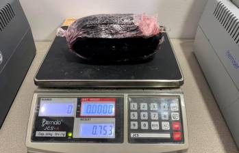 Este es el paquete de 753 gramos de cocaína que se introdujo la mujer de 60 años. FOTO: CORTESÍA DE LA POLICÍA.