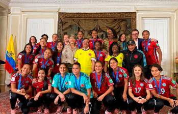 El presidente Gustavo Petro con las integrantes de la Selección Colombia sub-17, subcampeona mundial. FOTO: PRESIDENCIA