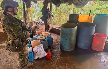 El Ejército incautó más de 120 kilogramos de pasta base de coca y destruyo múltiples insumos químicos, tanto sólidos como líquidos. FOTO Cortesía Cuarta Brigada.