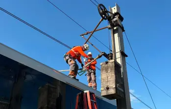 El servicio del metro, debido al daño de la catenaria, tiene suspendido el servicio en el sur del Valle de Aburrá. A esta hora avanzan las labores de reparación del daño eléctrico. FOTO: CAMILO SUÁREZ