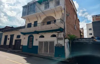 La casa de cuatro pisos y con sótano es la más “mostrona” de la carrera 37 con calle 55 del barrio Boston. FOTO: NÉSTOR LÓPEZ
