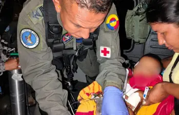El bebé fue evacuado en un helicóptero de la Fuerza Aeroespacial Colombiana hasta Carepa, Antioquia. Foto: cortesía Fuerza Aeroespacial Colombiana.