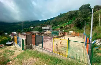 Así quedó el cerramiento de la institución educativa Pescado Capitán, en Briceño, Antioquia. Son 31 estudiantes que disminuyeron sus riesgos con esta obra del CICR. FOTO: CORTESÍA CICR