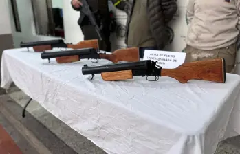 La Policía señaló que los tres lanzagranadas serían de origen búlgaro. FOTO: Cortesía Policía Antioquia