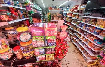 Las tiendas de barrio observaron una recuperación en ventas durante el primer cuatrimestre de 2026, aunque los consumidores realizan compras más estratégicas y reducen la frecuencia de visita en algunas ciudades. FOTO EL COLOMBIANO