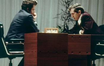 Boris Spassky, campeón soviético, espera el movimiento del estadounidense Bobby Fischer. FOTO efe.