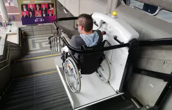 Una persona en situación de discapacidad usando uno de los ascensores del Metro de Medellín. Foto: Susana Cogua