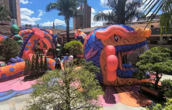 Elena, una serpiente inflable multicolor de siete metros de altura, es la figura central de la edición número 29 de la Exposición Bonsái Sandiego. FOTO cortesía