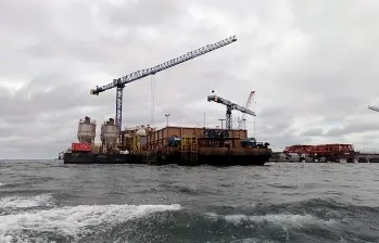 La medida ordenó la suspensión parcial de actividades asociadas a la operación de una planta de fabricación de concreto sobre esta barcaza. FOTO: CORTESÍA