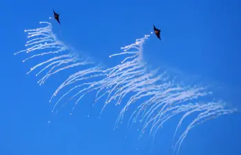 Ocho bombas MK-82 de uso general fueron lanzadas de forma anormal por un avión KF-16 de la Fuerza Aérea, cayendo en zona donde se movilizaban civiles. FOTO: AFP