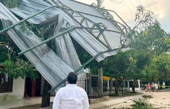 Durante el vendaval registrado en la noche del lunes, además de los poderosos vientos que tumbaron los techos, hubo tormentas eléctricas y derrumbamientos de postes y árboles. FOTO cortesía gobernación atlántico