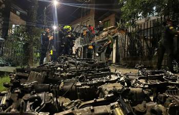 Aspecto de las autopartes encontradas por la Policía durante el operativo en un taller clandestino de Medellín. FOTO: Cortesía Secretaría de Seguridad de Medellín