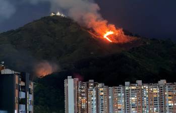El incendio del Cerro de las Tres Cruces es a pocos metros de los conjuntos residenciales de la Loma de los Bernal, lo que ha generado temor en muchos habitantes. Foto: Manuel Saldarriaga