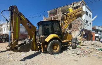 Los Bomberos avanzan en la atención de la emergencia en Cali. Foto: Andrés Carmona