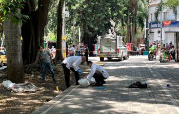 Un equipo forense se desplazó hasta la carrera 43 (Girardot) con la Avenida La Playa para inspeccionar la escena del crimen. FOTO: Andrés Felipe Osorio