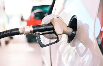 Conductores en Estados Unidos podrían enfrentar alzas en los precios de la gasolina desde la próxima semana, en medio del repunte del petróleo tras los ataques a Irán. FOTO PIXABAY. 