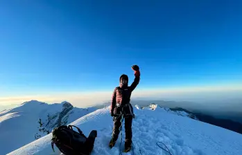 La montañista colombiana espera culminar con éxito el ascenso a las cumbres volcánicas. FOTO colprensa