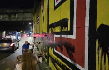 El abogado Simón Arango Noreña, vinculado a la JEP, apareció en redes sociales borrando uno de los murales alusivos a los hallazgos de cuerpos en La Escombrera. FOTO: X (@SimonArangoN)