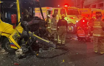 Aspecto de uno de los buses involucrados en el accidente ocurrido en el barrio Perpetuo Socorro. FOTO: Cortesía Alcaldía de Medellín
