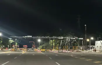 Presuntos guerrilleros del Eln, que adelantan un ‘paro armado’, destruyeron el peaje La Lizama situado en la vía entre Bucaramanga y Barrancabermeja. FOTO: Tomada de redes sociales.