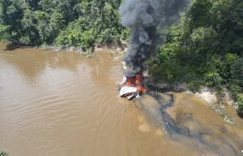 La maquinaria destruida vertía cerca de 114.000 gramos de mercurio al mes en los ríos de la Amazonía. FOTO: Tomada de X (antes Twitter) @susanamuhamad