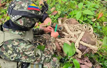 Personal especializado del Equipo de Explosivos y Demoliciones (EXDE) realizó la destrucción controlada de los artefactos, logrando neutralizar de manera segura la amenaza. FOTO: Cortesía Décima Primera Brigada del Ejército Nacional