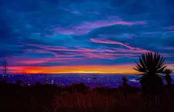 Amanecer en el Páramo de Belmira a más de 3.300 metros de altura, con el cielo teñido de tonos rojos y rosados tras una noche de caminata. Foto: Cristina Rodriguez.