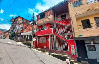 En el tercer piso de esta vivienda del barrio Pérez, de Bello, ocurrió el asesinato de Katerin Lizeth Casas Rodas, de 33 años, y la posterior muerte de Sebastián Fernández Salas, de 34, quienes vivían en unión libre en esta propiedad desde hace un año. FOTO: MAURICIO PALACIO