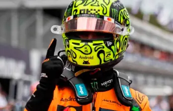 El piloto britanico Lando Norris de la escudería McLaren-Mercedes celebra la victoria en el Gran Premio de Australia. FOTO: Tomada de X @elmejordelresto