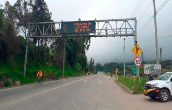 Amaneció cerrada la vía al Llano por nuevo derrumbe. Foto: Tomada de @CoviandinaSAS. 