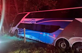 Así quedó el bus de servicio intermunicipal que se accidentó en Puerto Berrío, que dejó 17 personas lesionadas. FOTO: CORTESÍA