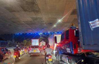 Congestiones como esta se vieron desde la mañana de este jueves cuando se produjo el accidente de una volqueta a la altura del puente Horacio Toro. FOTO: DANIEL RIVERA MARÍN