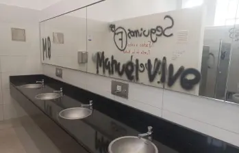 Diego Torres, profesor de la institución, denunció públicamente los grafitis y carteles que aparecieron en referencia a las extintas Farc y a sus disidencias dentro de la Universidad Nacional en Bogotá. FOTO: @DiegoTorres_Fis