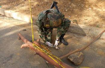 Uno de los artefactos explosivos improvisados fue abandonado en una calle principal de Jambaló, Cauca. FOTO: CORTESÍA DEL EJÉRCITO.