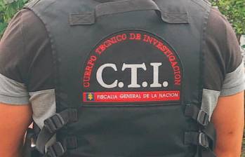Los agentes del CTI de la Fiscalía realizaron la inspección al cuerpo de Mahuro Alfonso Bravo Chelen, de 37 años, a quien encontraron en grave estado dentro de un hotel en Laureles. FOTO: ARCHIVO