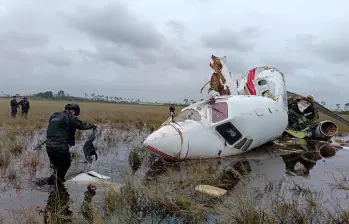 Así quedó el avión encontrado por los militares en la región de la Mosquitia, Honduras. FOTO: CORTESÍA FUERZAS MILITARES HONDURAS.