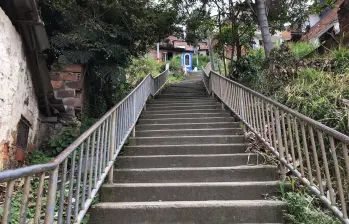 En estas escaleras ocurrió el tiroteo entre los militares y presuntos integrantes del grupo criminal Los Pájaros, hecho que dejó dos muertos. FOTO: LAURA ROSA JIMÉNEZ VALENCIA