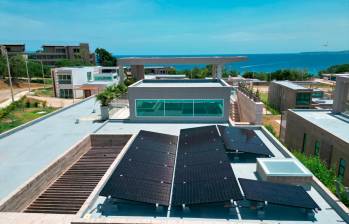 En la búsqueda constante de soluciones sostenibles y eficientes, Arquitectura y Concreto ofrece ahora la posibilidad de instalar paneles solares en las viviendas de sus clientes. FOTO: CORTESÍA