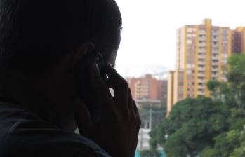 Las estafas con voces generadas por inteligencia artificial usan audios clonados de familiares para simular secuestros y extorsionar a las víctimas. FOTO Mauricio Palacio Betancur